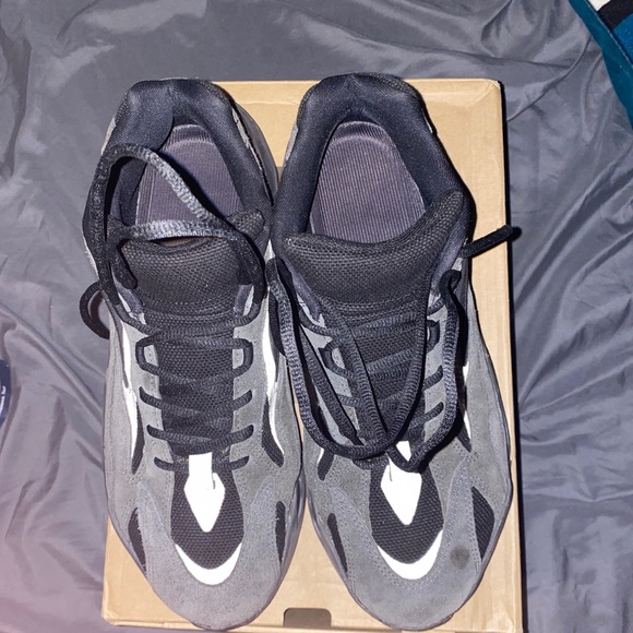 yeezy 700 vanta sizing